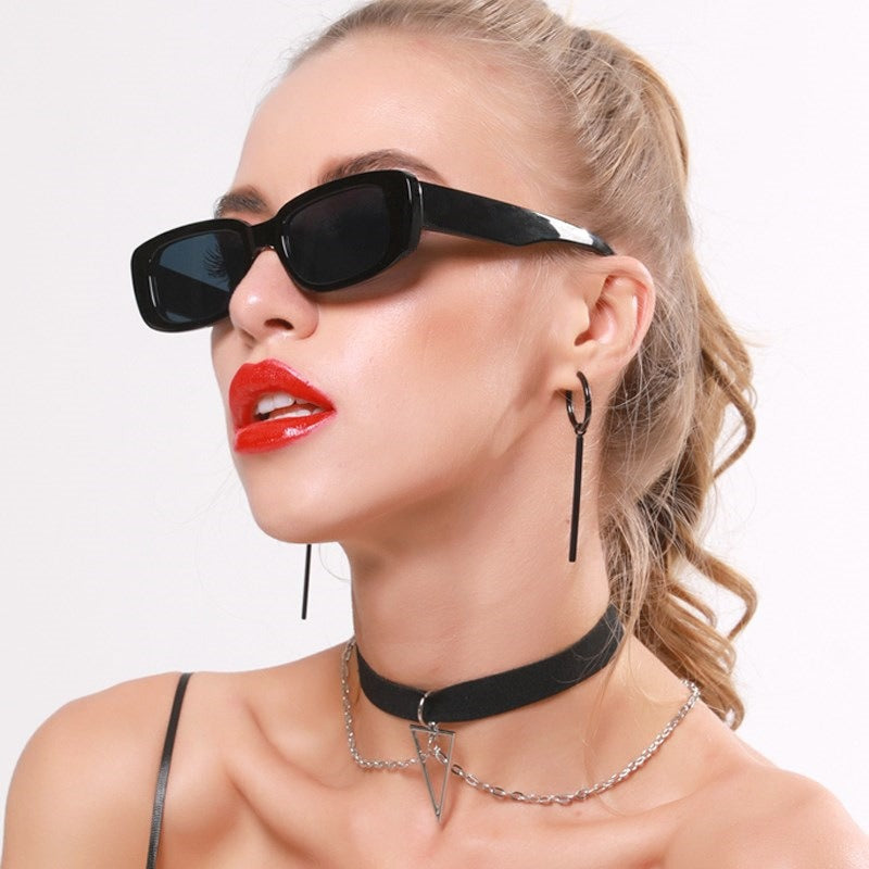 Fashionable women's sunglasses with small boxes