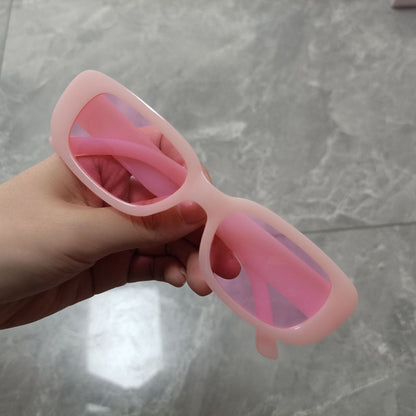 Fashionable women's sunglasses with small boxes