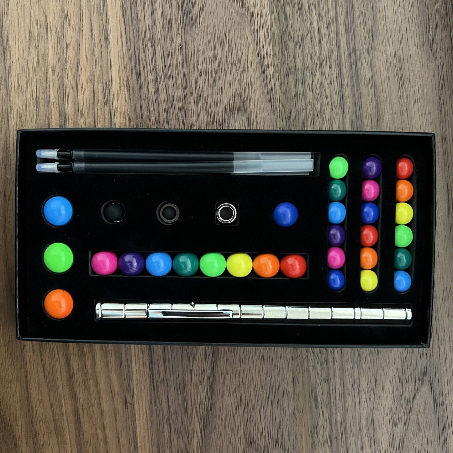 Two-Color Model Magnet Pen