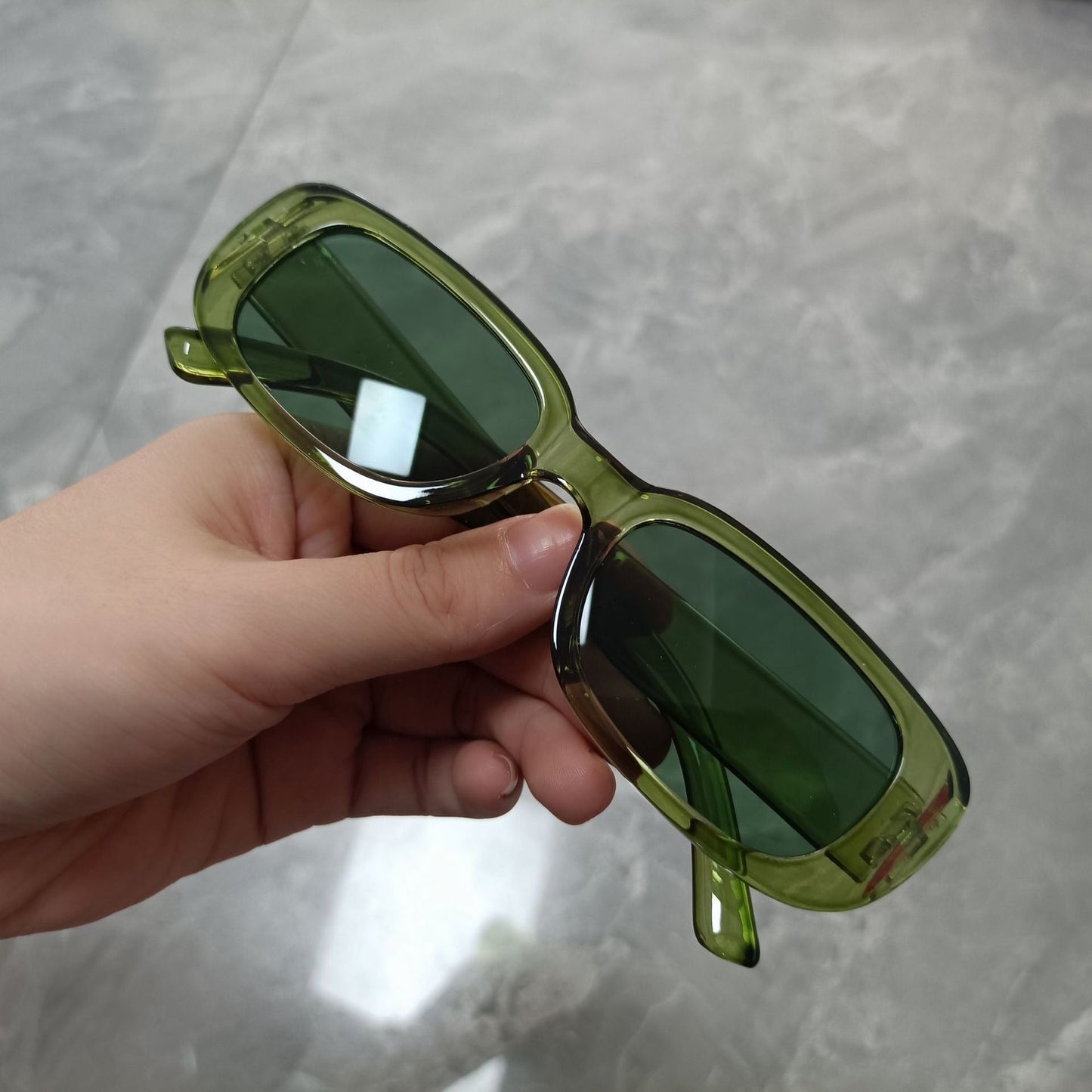 Fashionable women's sunglasses with small boxes