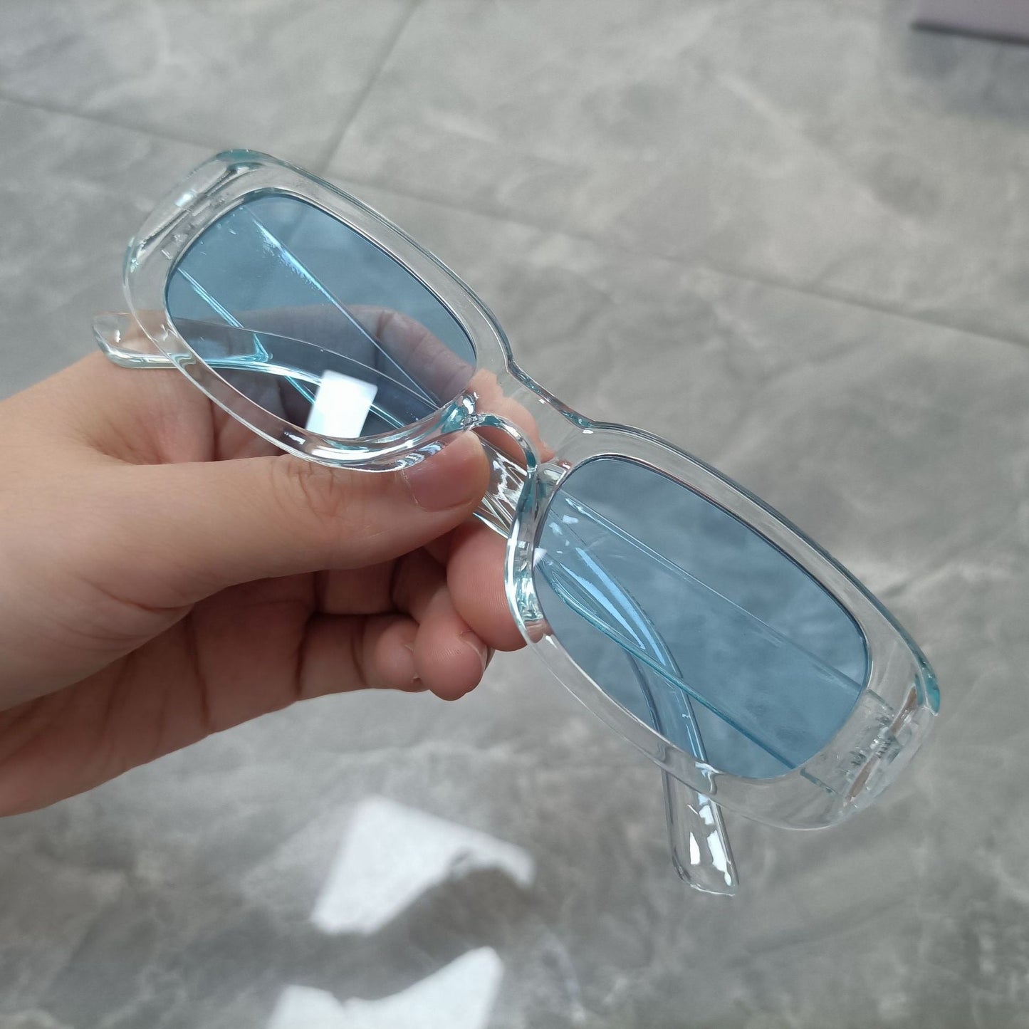 Fashionable women's sunglasses with small boxes